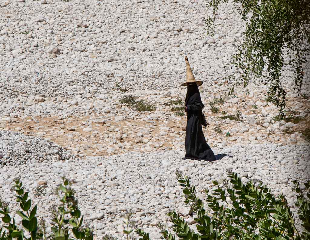 Wadi Doan, Wadi Hadhramaut, Hadhramaut, Yemen, Hufah, madhalla, woman in madhalla, Yemeni witch hat