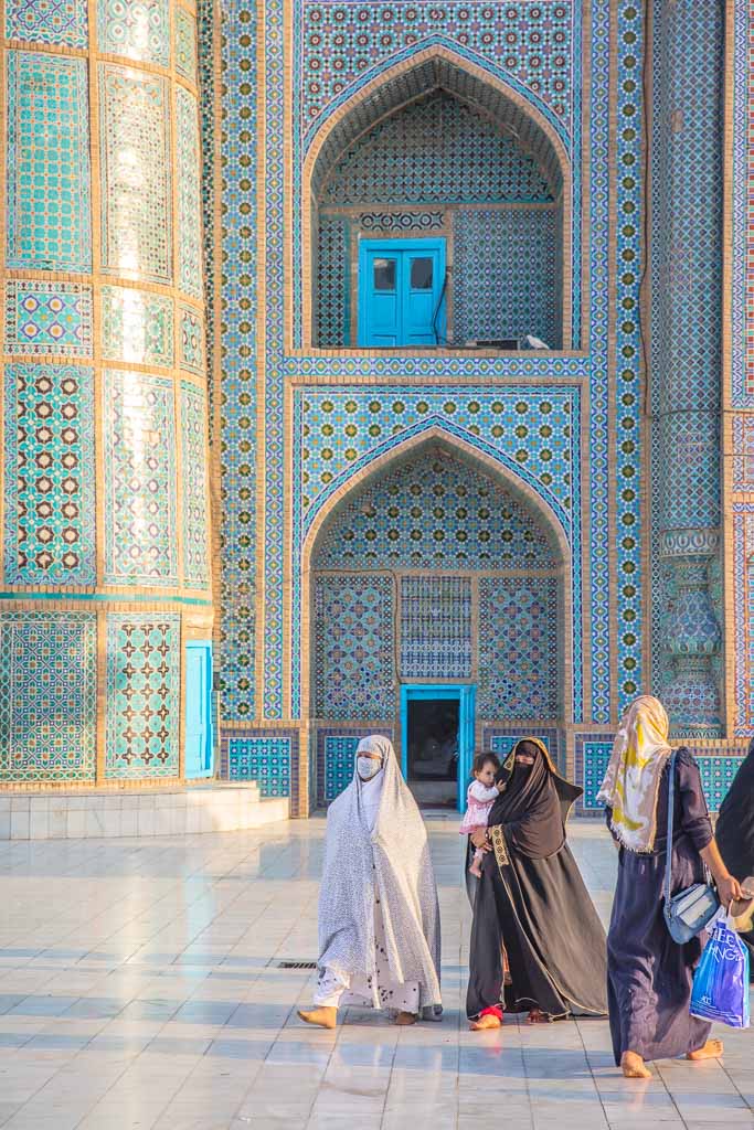 burqa, woman travel Afghanistan, Afghanistan, Mazar, Mazar e Sharif, Mazar i Sharif, Balkh, Blue Mosque, Mosque, Shrine of Hazrat Ali, Hazrat Ali