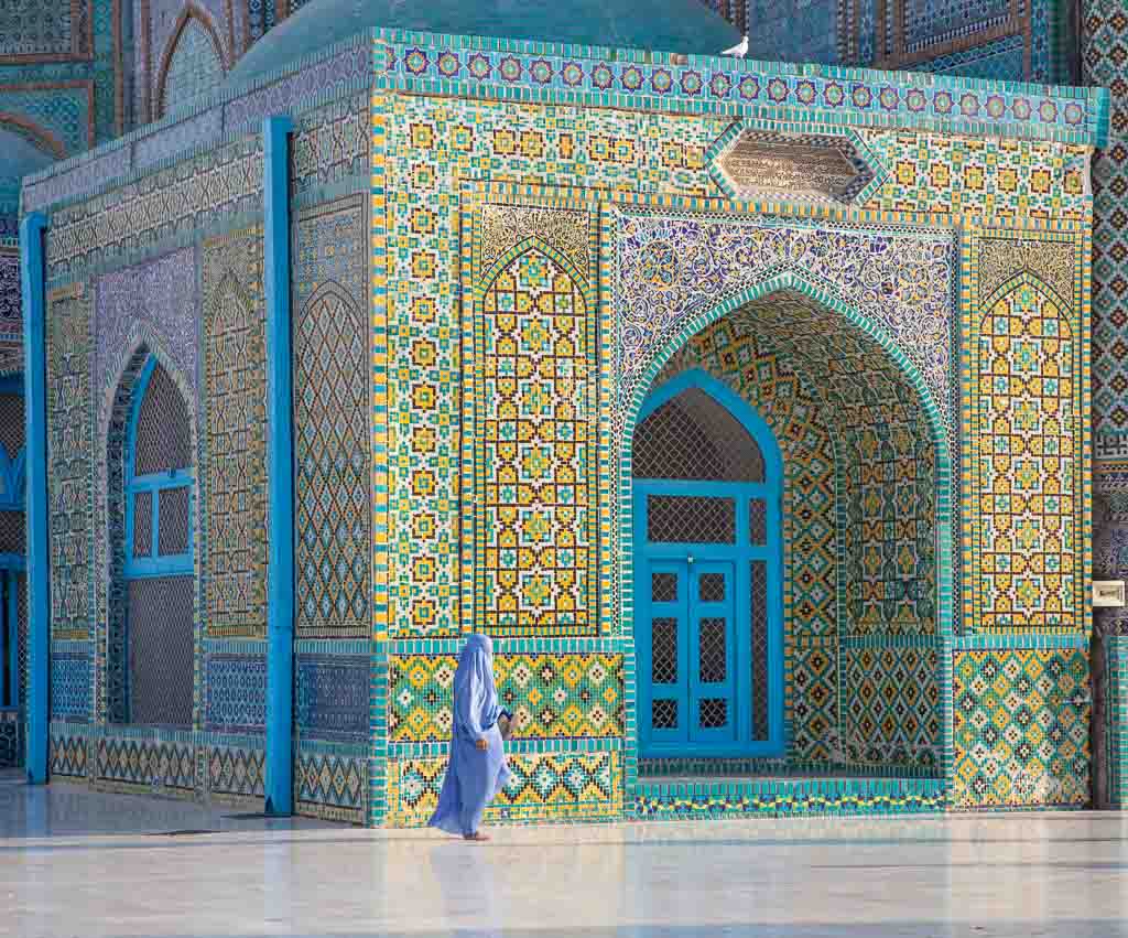 Shrine of Hazrat Ali, Blue Mosque, Blue Mosque Afghanistan, Blue Mosque Mazar e Sharif, Mazar e Sharif, Afghanistan, Balkh, Mazar i Sharif, Mosque, Afghanistan Mosque, Mazar e Sharif Mosque, Afghan woman, chadri, Blue Burqa