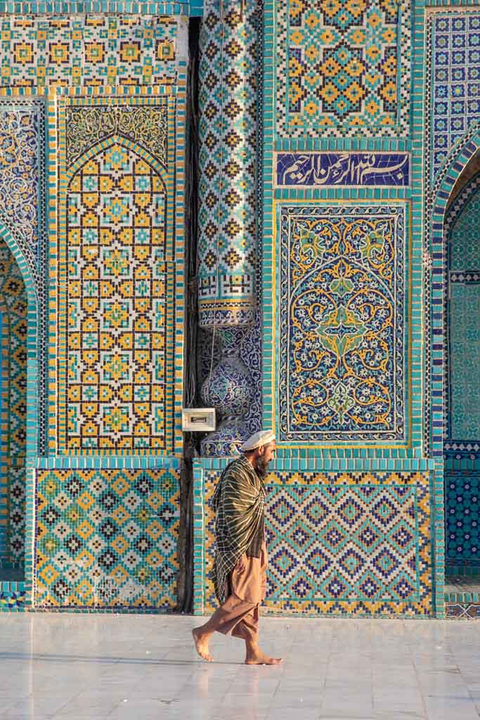 Shrine of Hazrat Ali, Blue Mosque, Blue Mosque Afghanistan, Blue Mosque Mazar e Sharif, Mazar e Sharif, Afghanistan, Balkh, Mazar i Sharif, Mosque, Afghanistan Mosque, Mazar e Sharif Mosque, Afghan Man