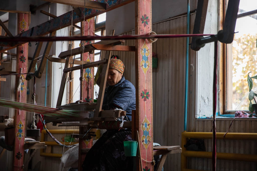 Weaving silk, Yodgorlik Silk Factory, Margilan, Uzbek Fergana Valley, Uzbekistan